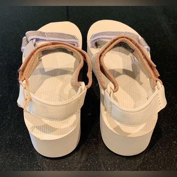 TEVA Platform Sandal, Size 6, Flatform - Picture 2 of 11